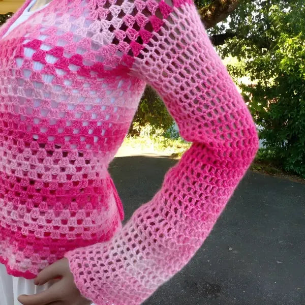 Cache-cœur au crochet Cachou de Cachalabibi - gros plan sur la manche longue gauche évasée avec volume fluide aux poignets