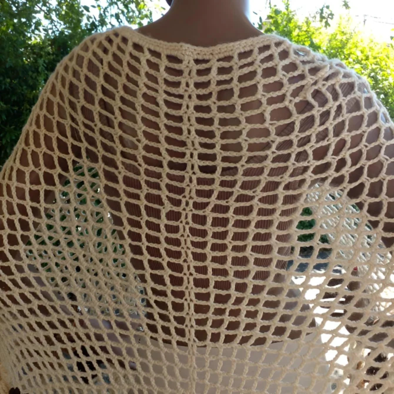 Châle au crochet Moderato de Cachalabibi - vue de dos de cette pièce unique avec maille ajourée légère