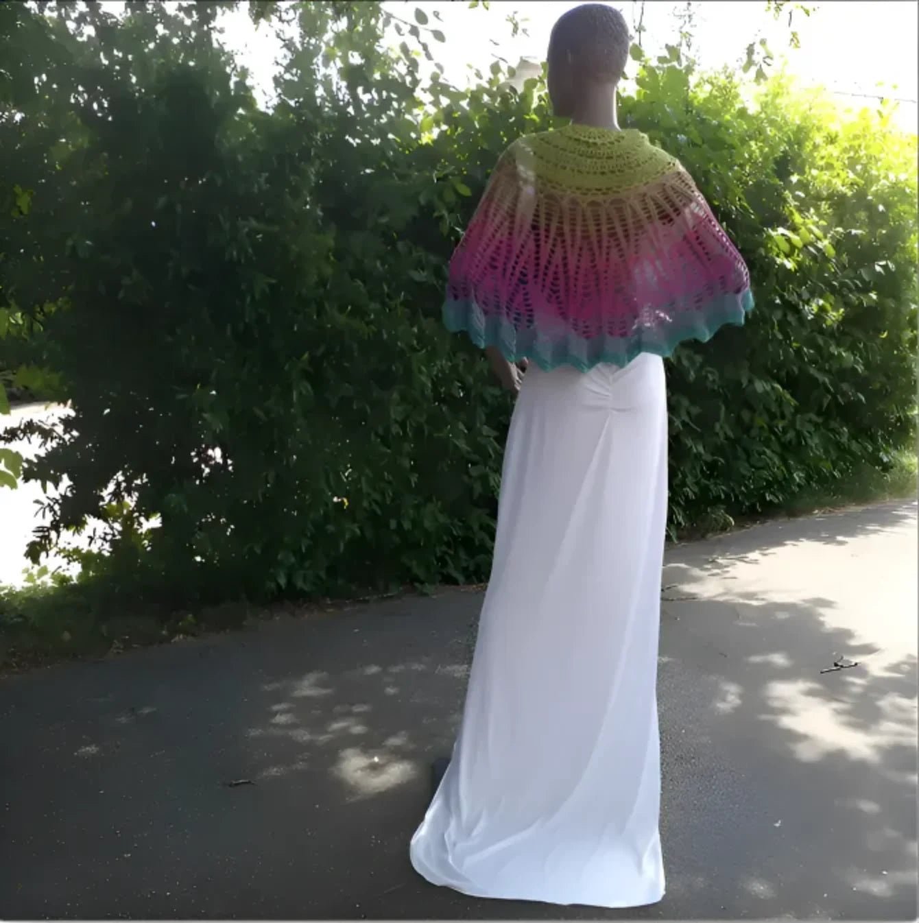 Châle au crochet Arc-en-ciel de Cachalabibi - vue complète du dos et vue arrière en extérieur