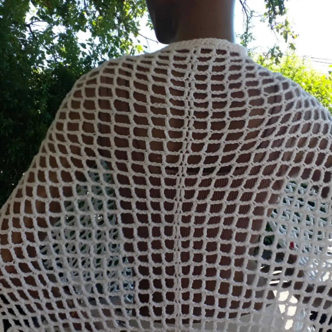 Châle au crochet Palermo de Cachalabibi - Vue arrière sur mannequin avec fleurs noires et franges blanches