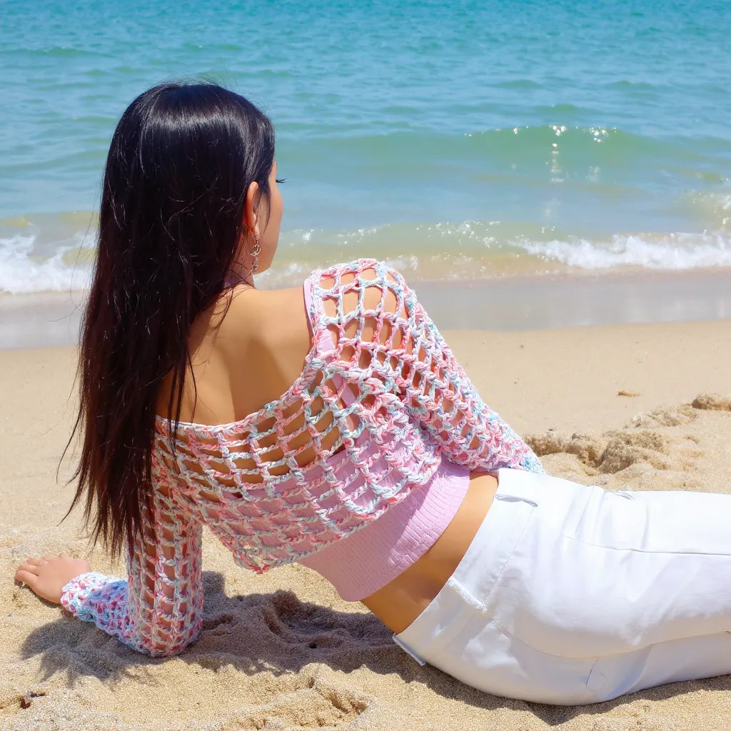 Crop top au crochet Bubblestar de Cachalabibi - gros plan sur le col rond et le point grille ajouré