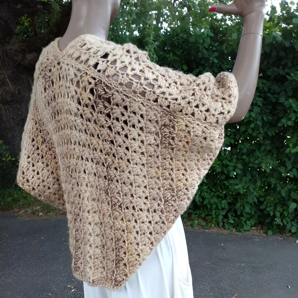 Gilet au crochet Albatros de Cachalabibi -Gros plan sur la texture au crochet et le point ajouré du gilet
