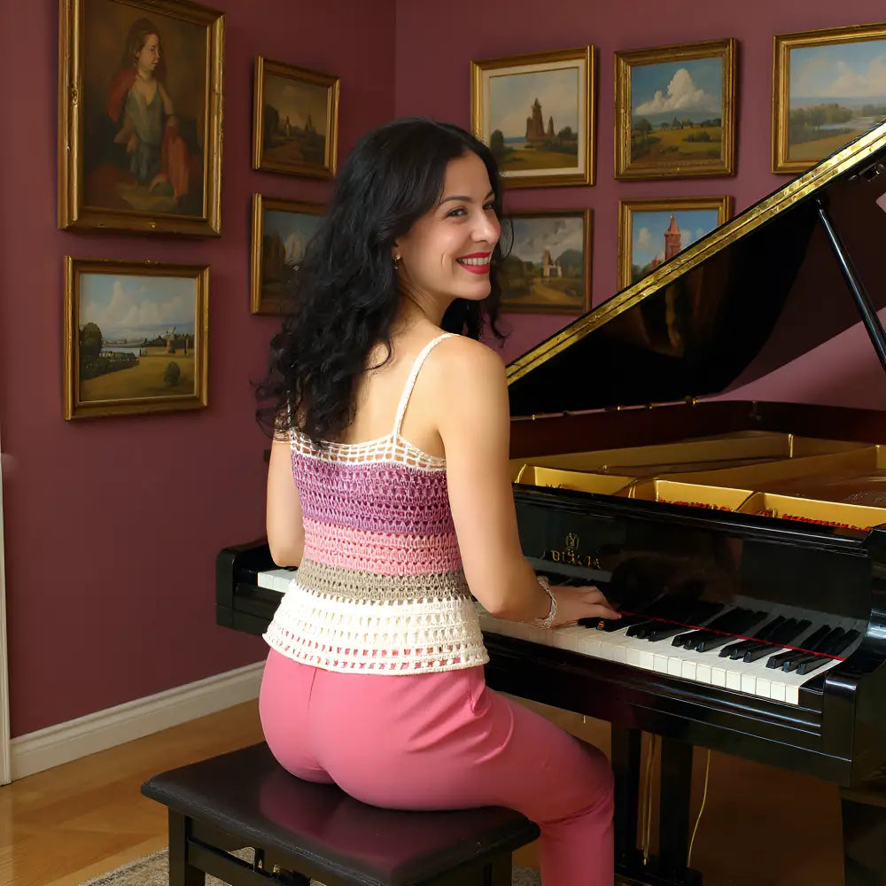Haut au crochet Balladine de Cachalabibi - jeune femme au piano dans un salon avec tableaux