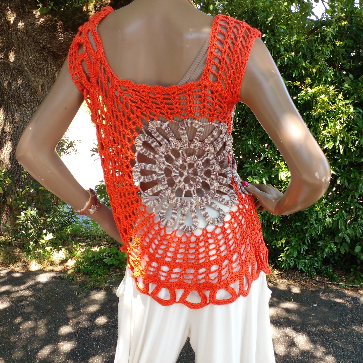 Haut au crochet Floravita de Cachalabibi - Gros plan du dos et du point ajouré et médaillon floral du haut