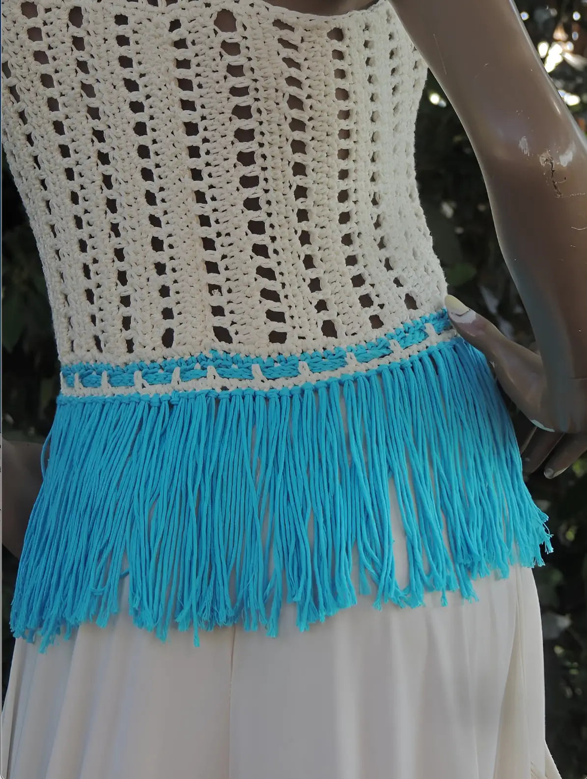 Haut au crochet Franginou beige - Détail du travail artisanal et des franges