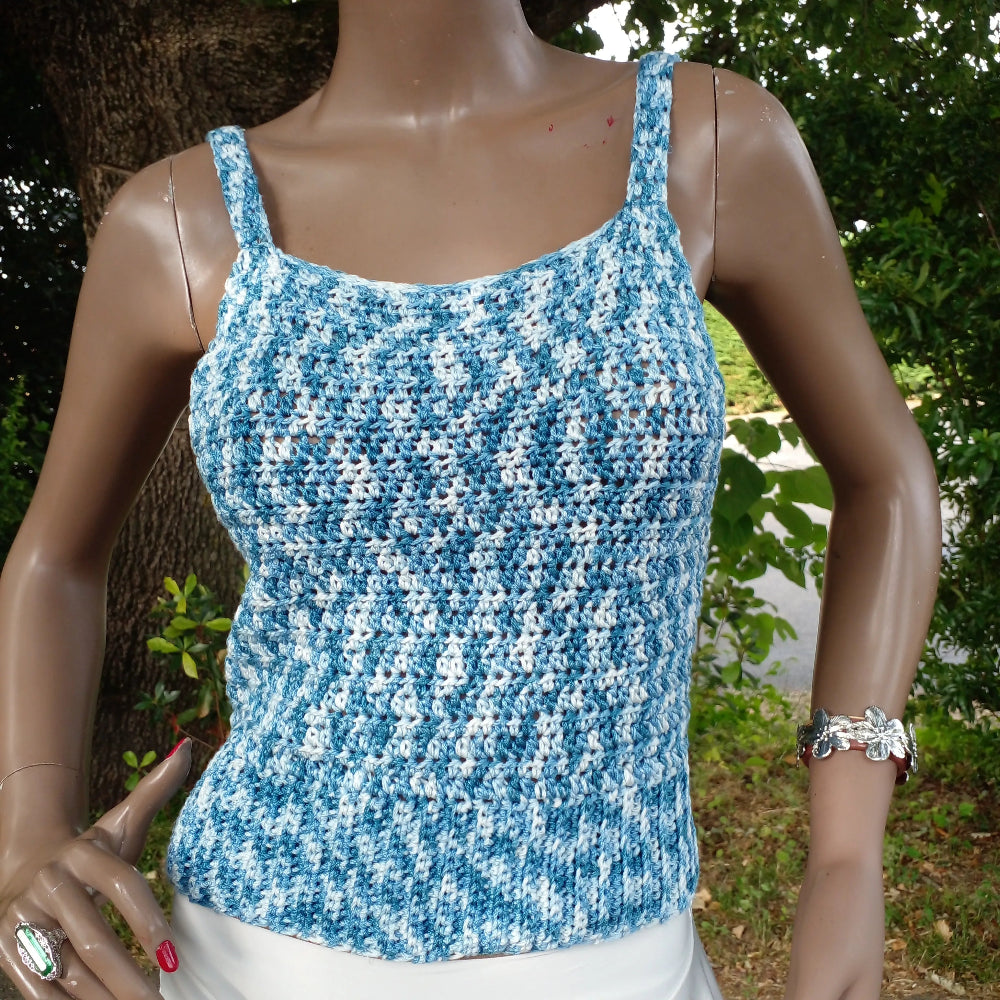 Haut au crochet Mosca de Cachalabibi -Vue frontale sur mannequin et détail des bretelles