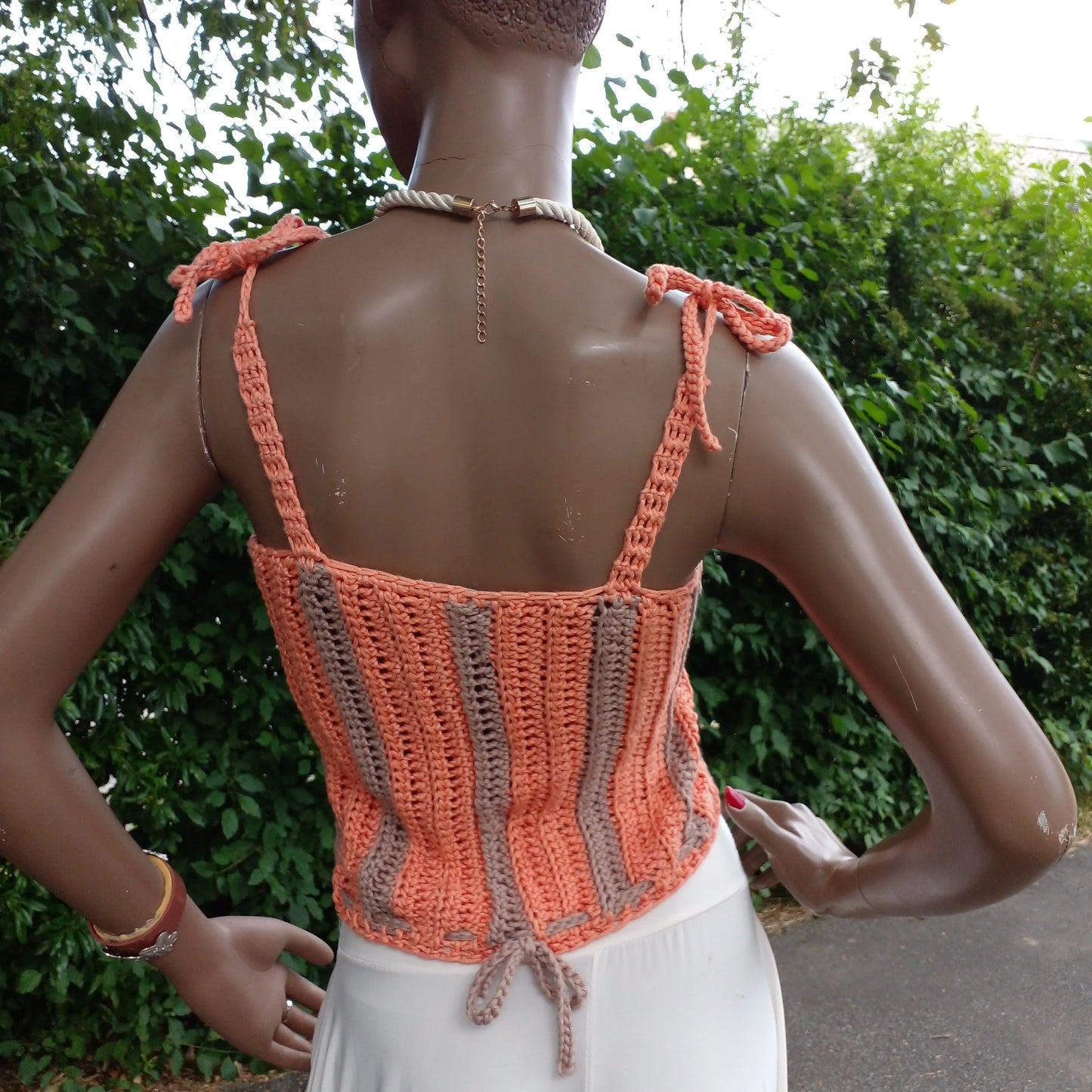 Haut au crochet Nakura de Cachalabibi - Dos avec fermeture ajustable et bretelles nouées sur mannequin