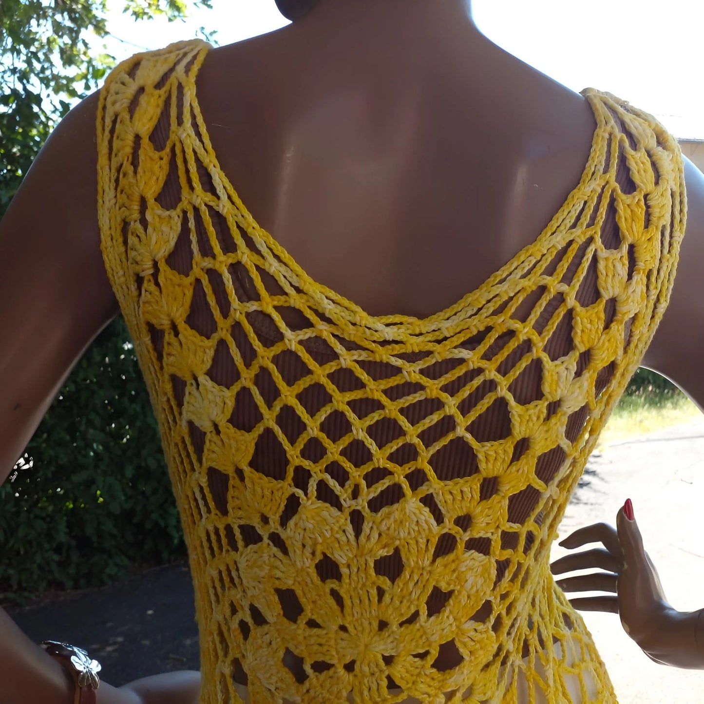 Haut au crochet Narcisola de Cachalabibi - vue de dos de la texture en résille et des bretelles sur un mannequin