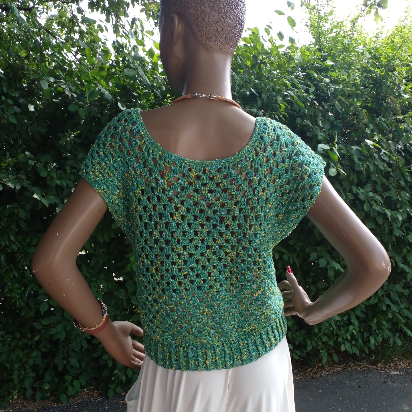 Haut au crochet Papayo de Cachalabibi - détail du point de crochet ajouré géométrique sur le dos d'un mannequin