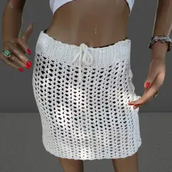 Gros plan sur la texture ajourée en résille de la jupe Gonnabianca blanche