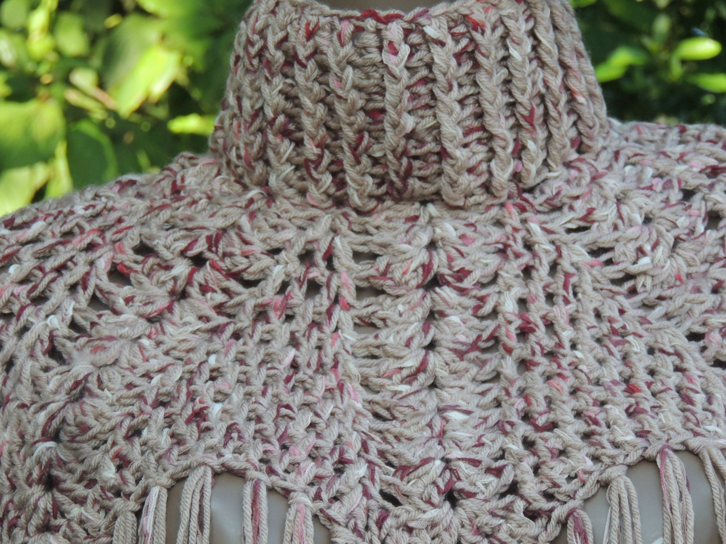 Gros plan de face du poncho Boemia rose chiné avec col montant