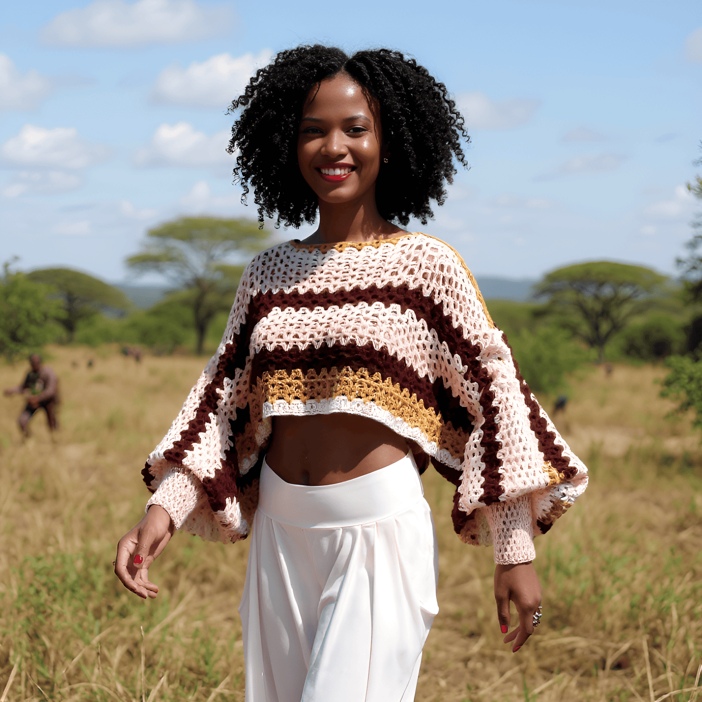 Pull au crochet MasaÏ de Cachalabibi - porté en Afrique par une jeune femme