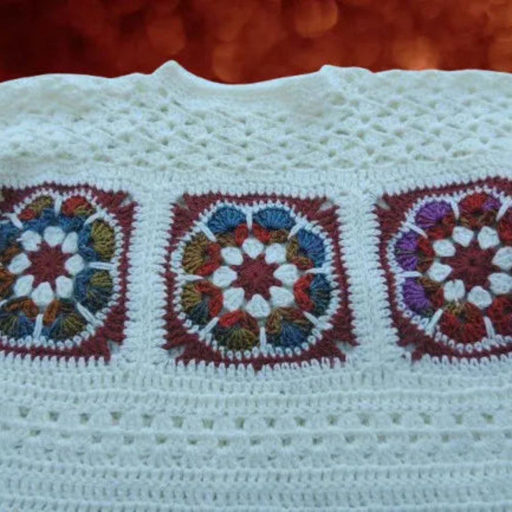 Pull au crochet Ottagono de Cachalabibi - gros plan sur le granny square octogonal multicolore avec cercles concentriques
