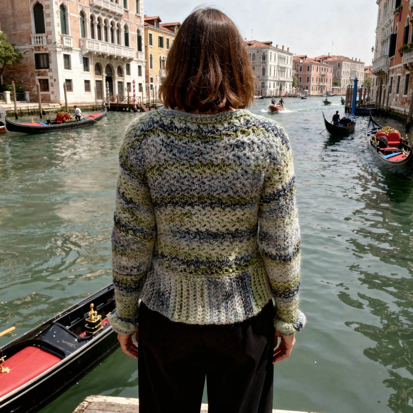 Pull au crochet Sweaty de Cachalabibi - vue de dos du gros plan sur le point ajouré avec texture acrylique et laine douce chiné