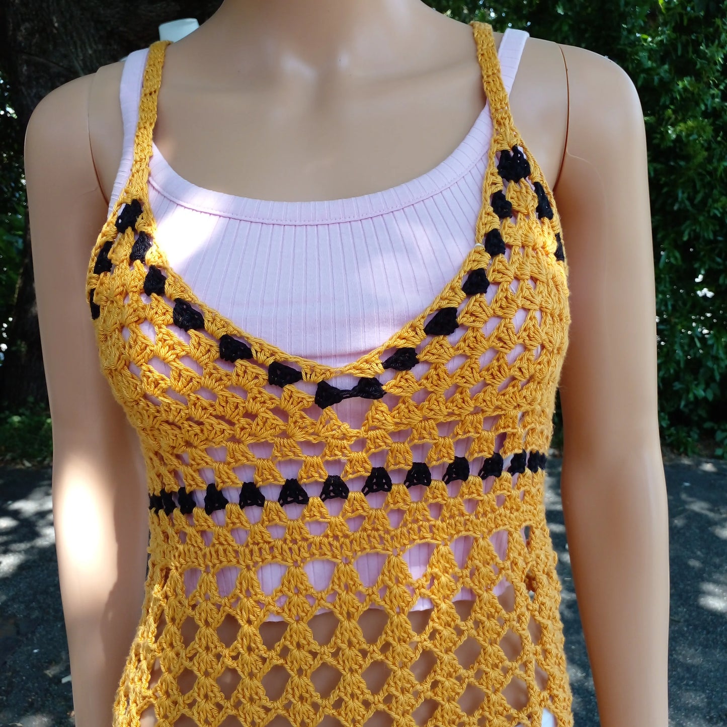 Robe de bain au crochet Cocconoce de Cachalabibi - gros plan sur le col rond profond et les bandes noires contrastantes