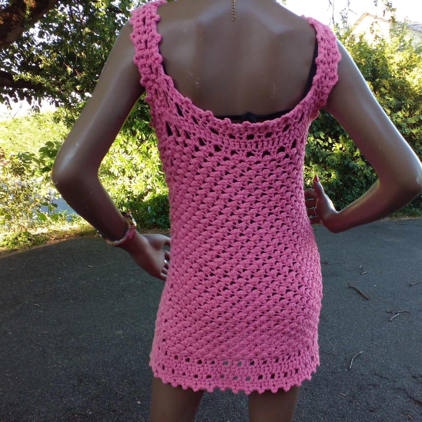Robe de bain au crochet Pitaya de Cachalabibi - de dos gros plan sur les bretelles larges ajourées et le col rond