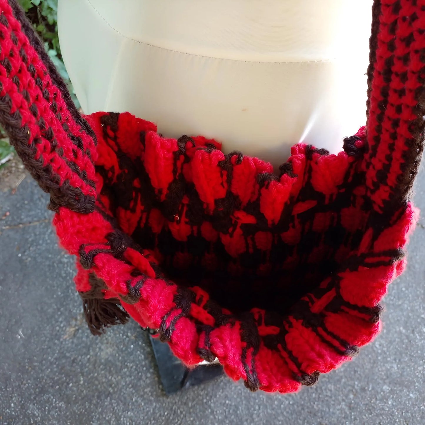 Sac à main Rossonero - gros plan sur la bandoulière tressée rouge et noir