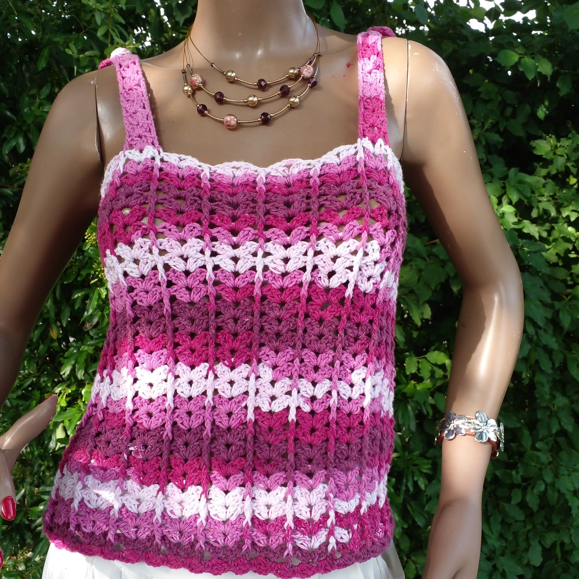 Haut au crochet Corsetto de Cachalabibi - vue de face avant du détail des points ajourés et des bretelles