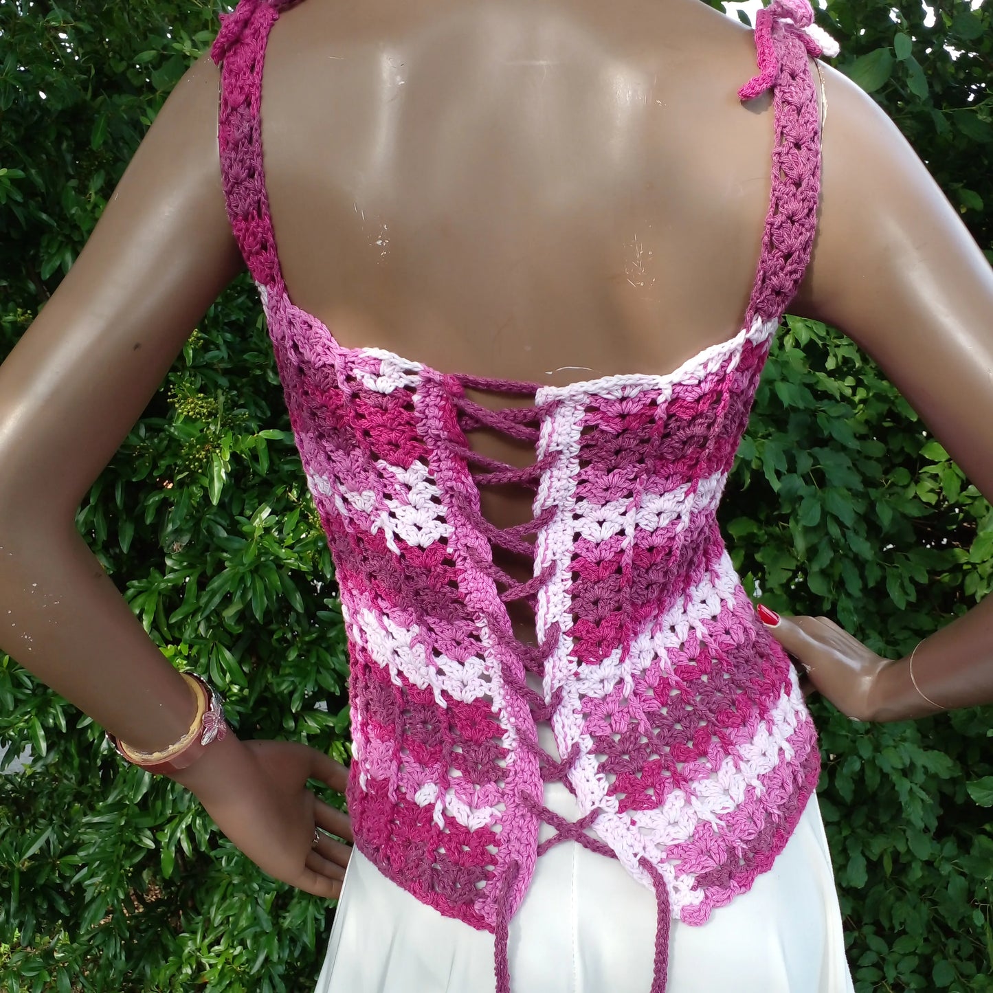 Haut au crochet Corsetto de Cachalabibi - Vue précise du laçage dans le dos de ce haut corset