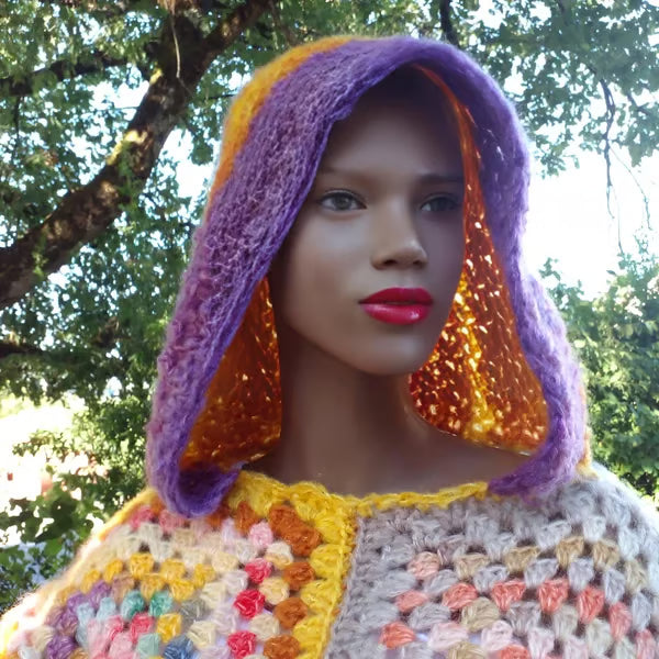 Pull au crochet Dorsoduro de Cachalabibi  - Vue portée avec capuche, style bohème vénitien

