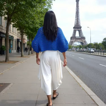 Pull au crochet Lazzuli de Cachalabibi - Vue de dos avec Tour Eiffel, pièce unique bleu vif, fabriqué en France