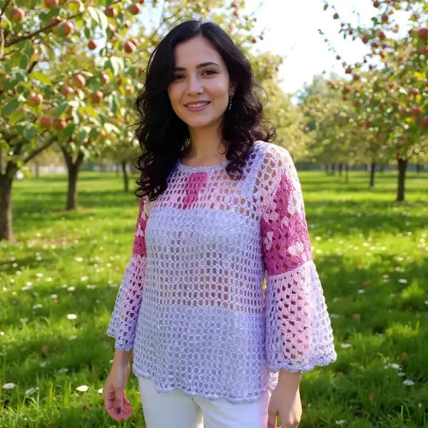 Tunique au crochet Lupina de Cachalabibi - jeune femme qui se promène dans un jardin fruitier