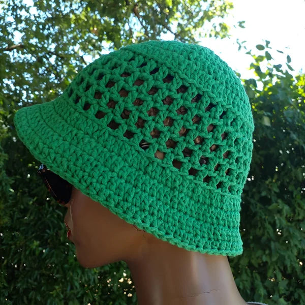 Chapeau au crochet Bobbymint de Cachalabibi - gros plan sur le travail artisanal et la structure du chapeau