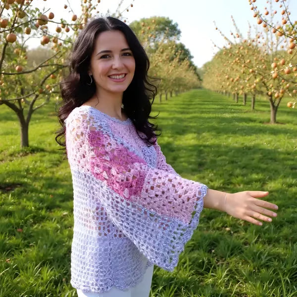Tunique au crochet Lupina de Cachalabibi - jeune femme qui vous montre les manches amples su modèle