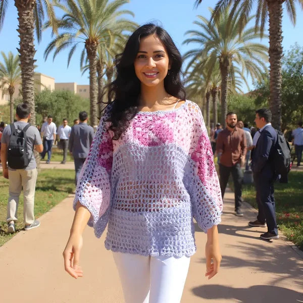 Tunique au crochet Lupina de Cachalabibi - Jeune fille qui se promène dans une palmeraie au Maroc