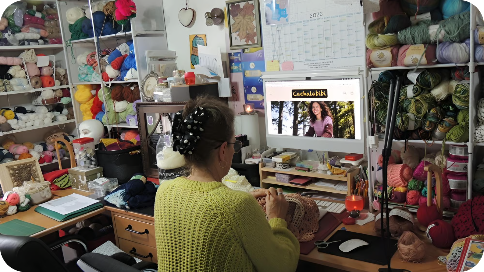 Femme qui fait du crochet dans l'atelier de cachalabibi en France