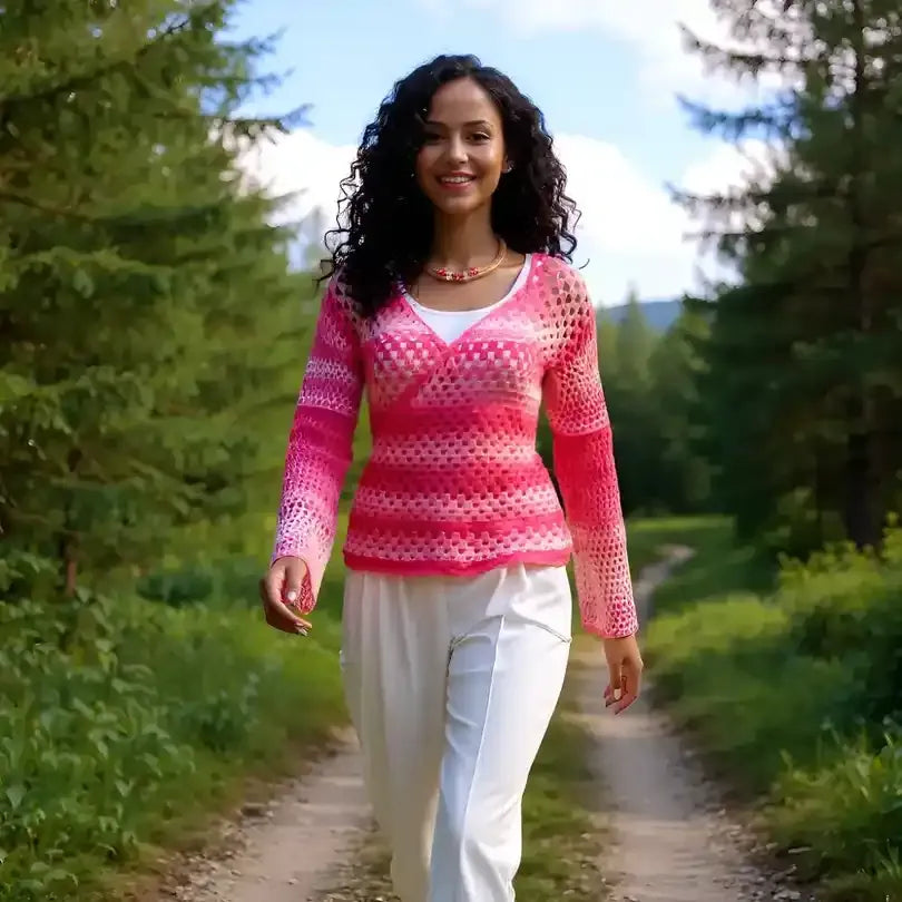 Cache-cœur au crochet Cachou de Cachalabibi - vue de face en forêt d'une jeune femme avec sentier et conifères