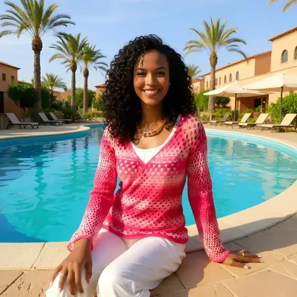 Cache-cœur au crochet Cachou de Cachalabibi - vue assise au bord d'une piscine avec villa méditerranéenne palmiers et transats