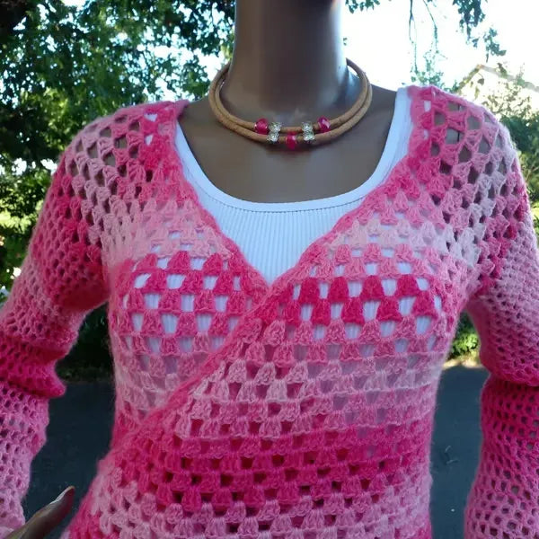 Cache-cœur au crochet Cachou de Cachalabibi - gros plan sur le point granny ajouré avec texture coton douce