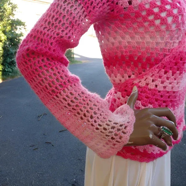 Cache-cœur au crochet Cachou de Cachalabibi - gros plan sur la manche longue droite évasée avec volume fluide aux poignets