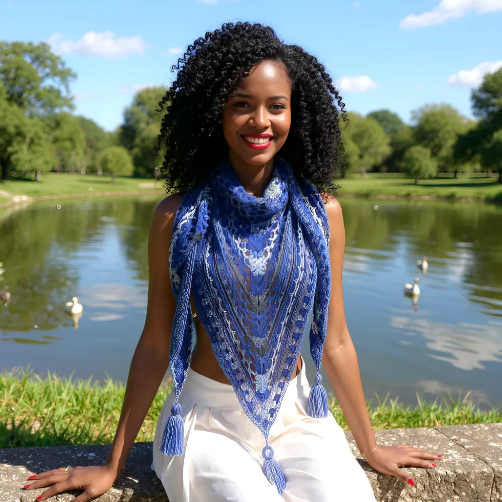 Châle au crochet Amazigh de Cachalabibi - Détail de la finition avec les pompon s bleus décoratifs