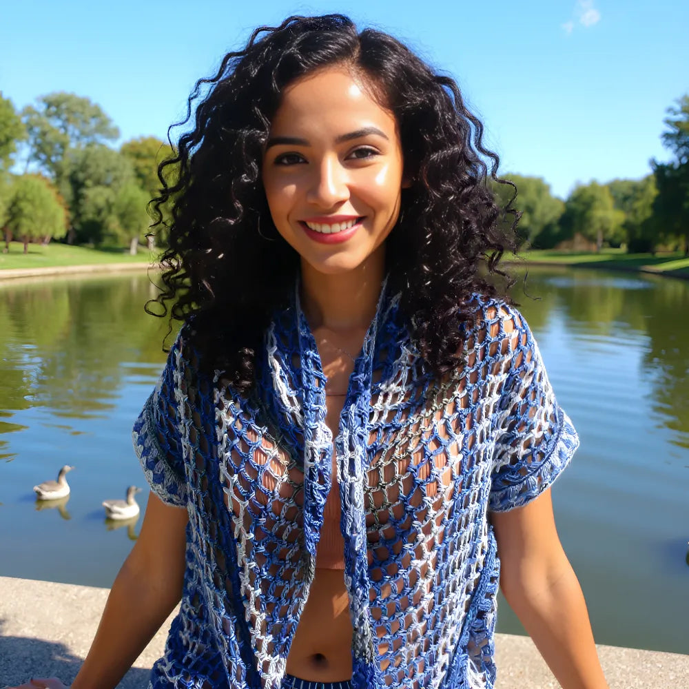 Châle au crochet Amazigh de Cachalabibi - porté autour du cou avec des finitions en forme de pompons