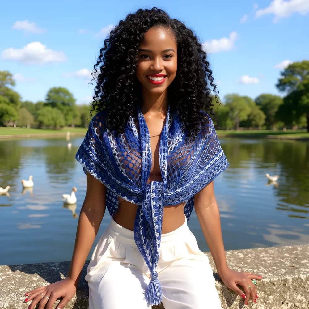 Châle au crochet Amazigh de Cachalabibi - vue de face d'une jeune femme souriante près d'un étang