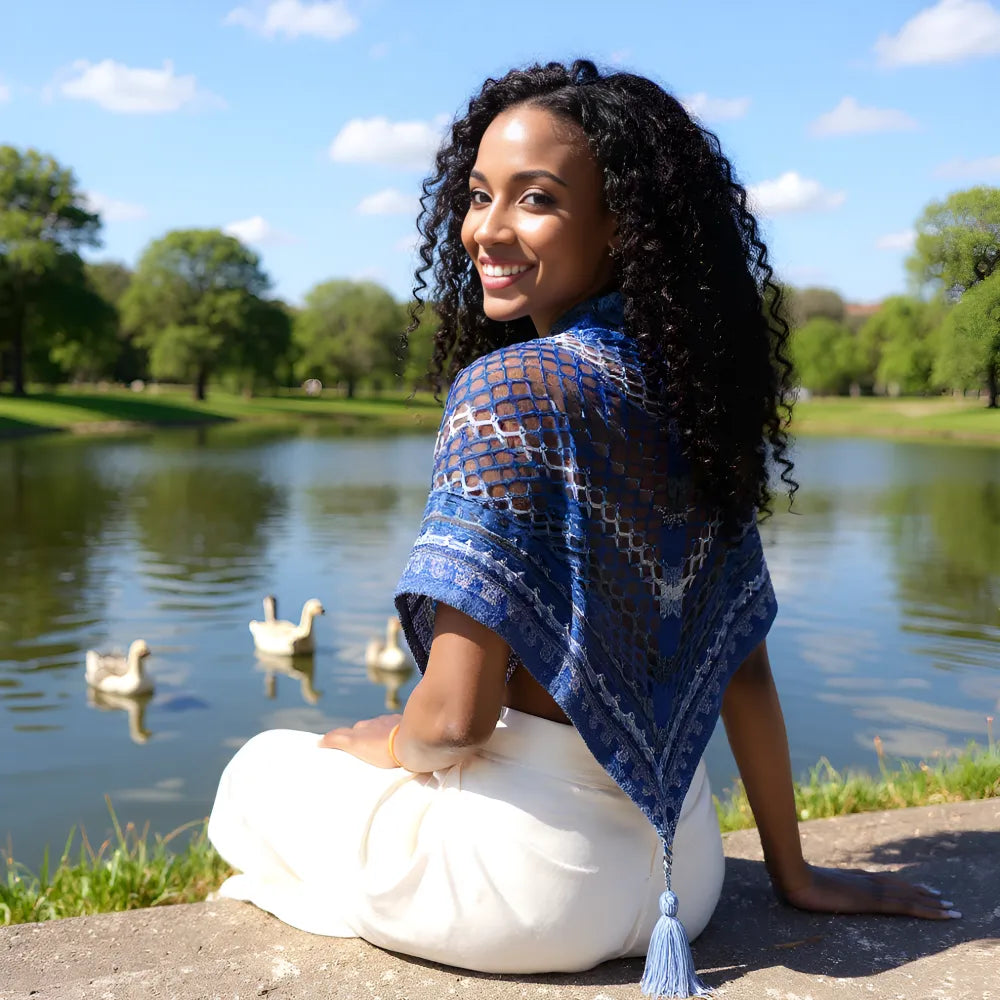 Châle au crochet Amazigh de Cachalabibi - détail vue de dos du châle 192x80cm porté en accessoire bohème