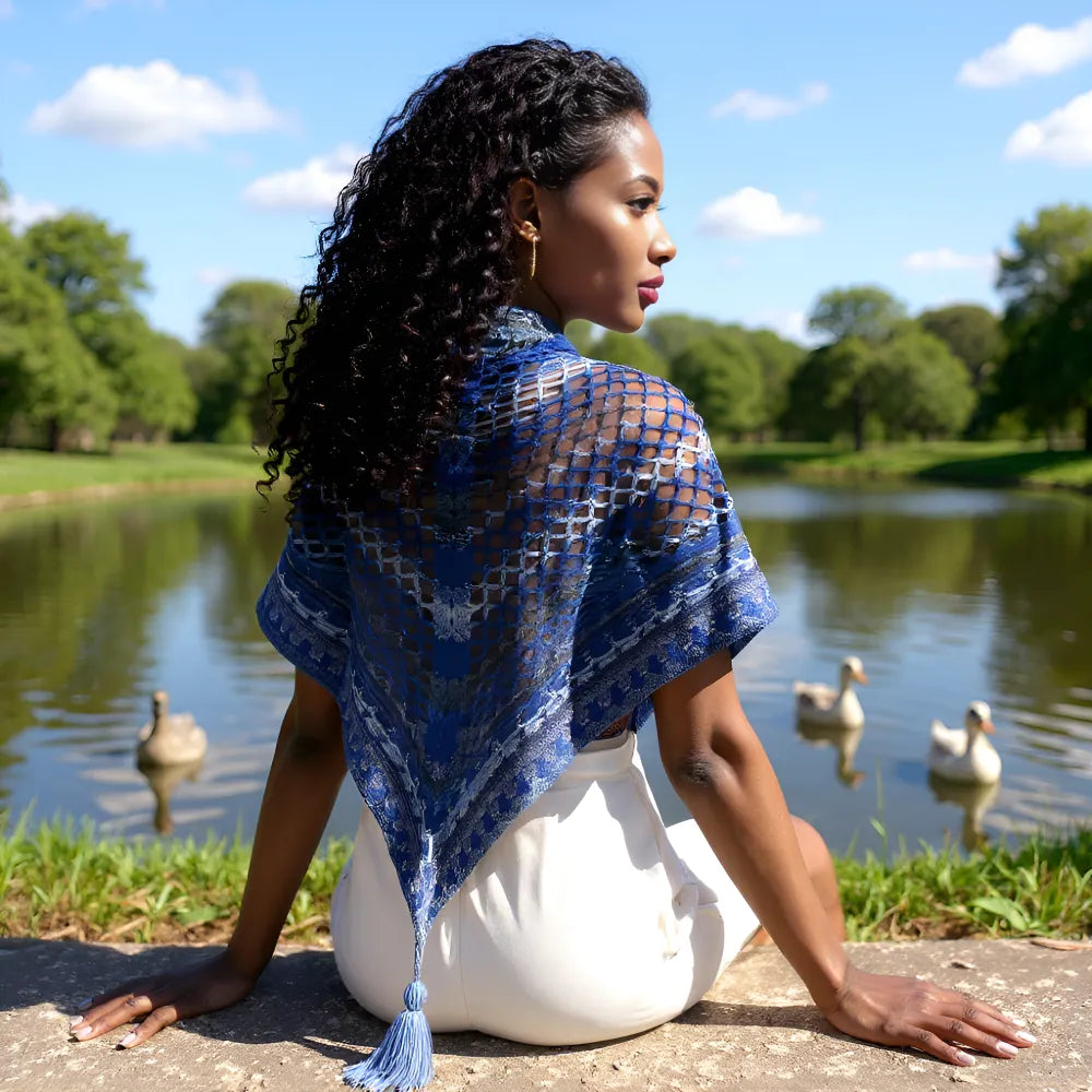 Châle au crochet Amazigh de Cachalabibi - vue de profil d'une jeune femme qui s'en est drapée sur les épaules