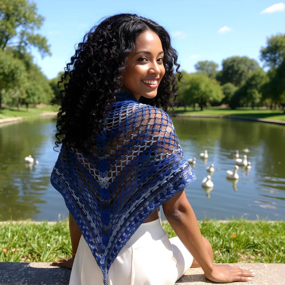 Châle au crochet Amazigh de Cachalabibi - Vue de profil sur une jeune femme près d'un étang