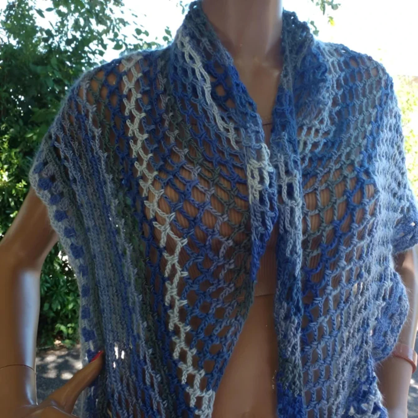 Châle au crochet Amazigh de Cachalabibi - vue de face en étant porté sur les épaules