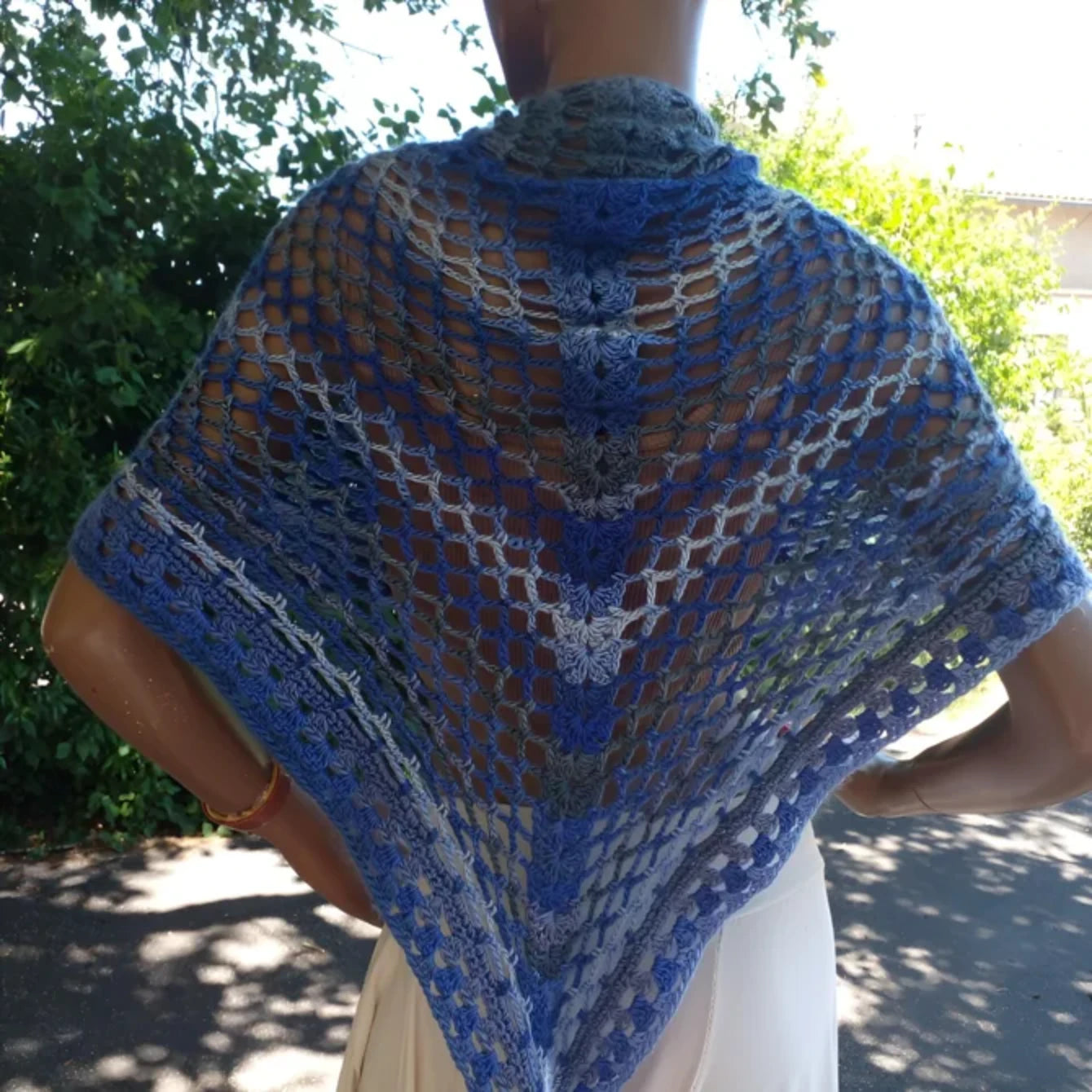 Châle au crochet Amazigh de Cachalabibi - Vue arrière du châle avec les motifs traditionnels