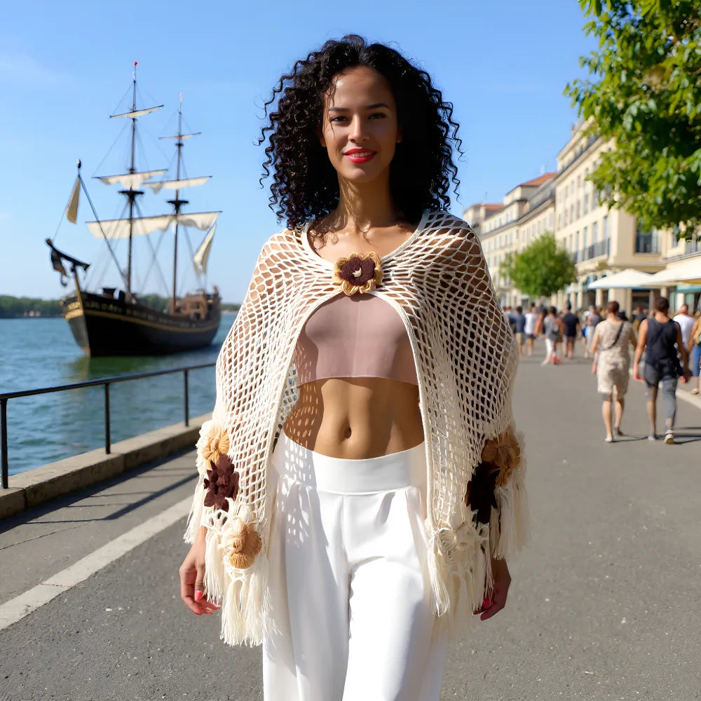 Châle au crochet Moderato de Cachalabibi - avec fleurs bordeaux et camel porté de dos avec longues franges