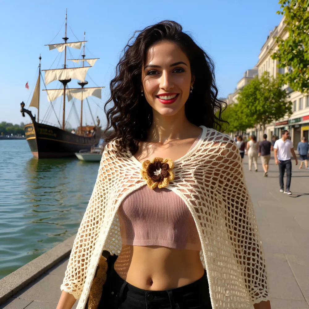 Châle au crochet Moderato de Cachalabibi  - vue de face d'une jeune femme sur un quai de Seine avec vieux gréement au loin