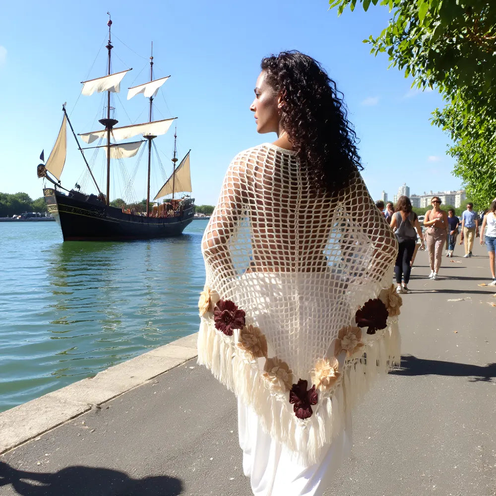 Châle au crochet Moderato de Cachalabibi - vue arrière du châle Moderato en maille ajourée avec fleurs au crochet et franges bohèmes