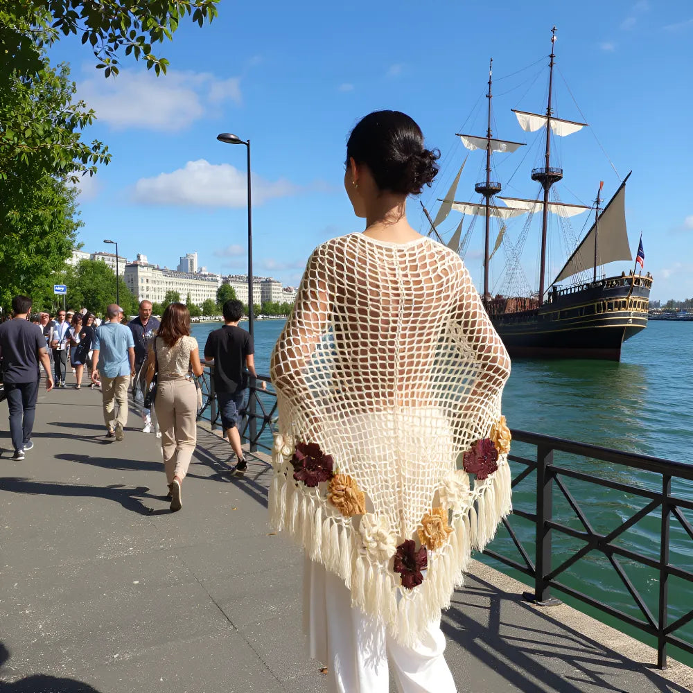 Châle au crochet Moderato de Cachalabibi - Vue de dos du châle Moderato 196x100cm  porté par une jeune femme