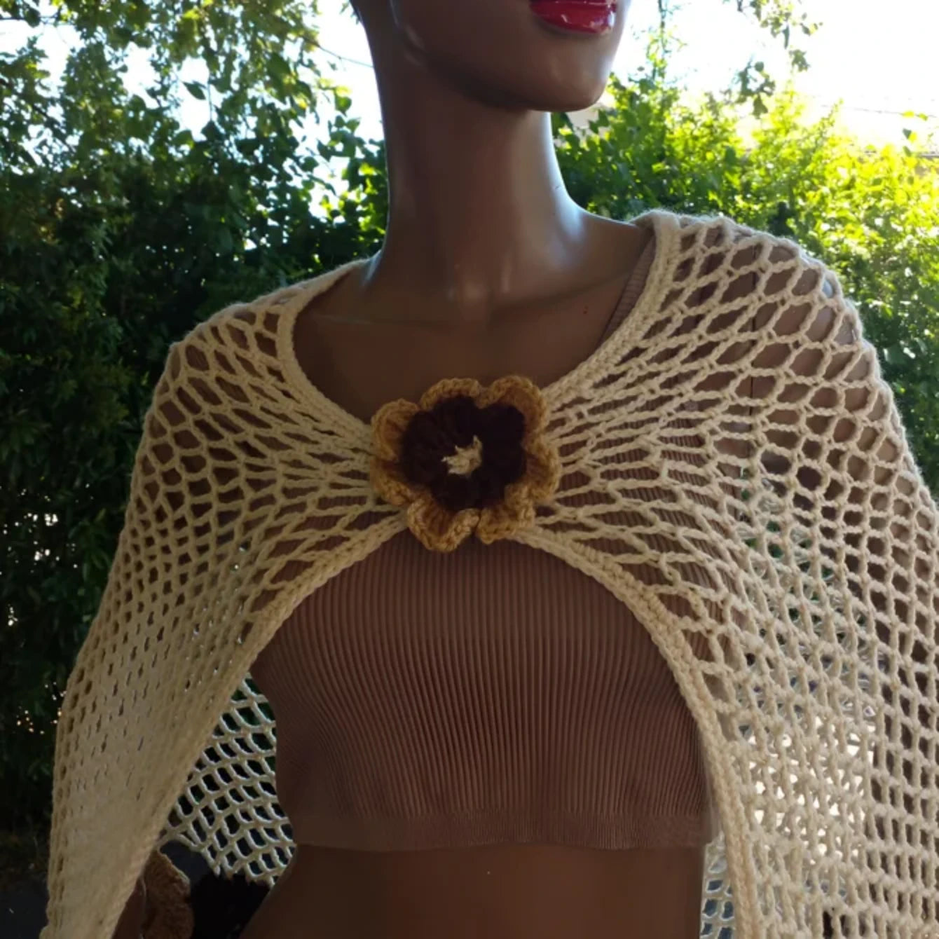 Châle au crochet Moderato de Cachalabibi  - Gros plan sur les fleurs au crochet et franges du châle Moderato