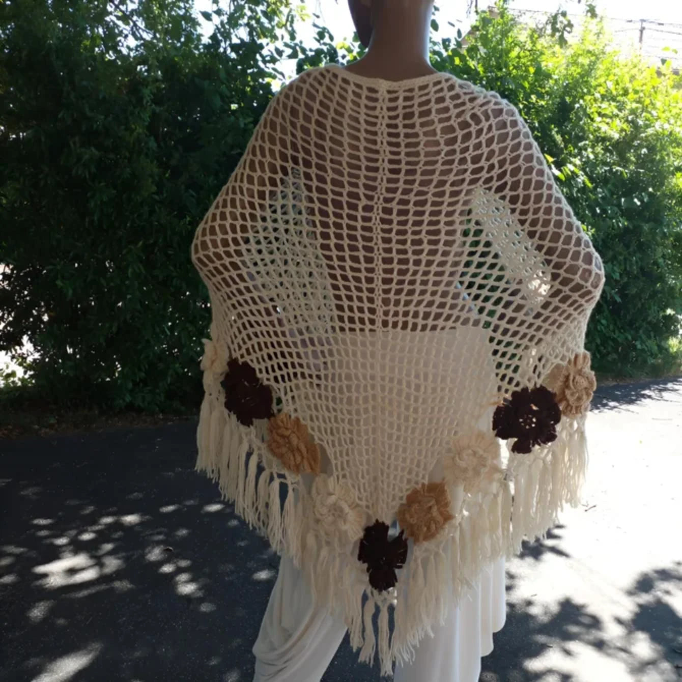 Châle au crochet Moderato de Cachalabibi  - Vue de dos du châle Moderato 196x100cm avec fleurs délicates et franges