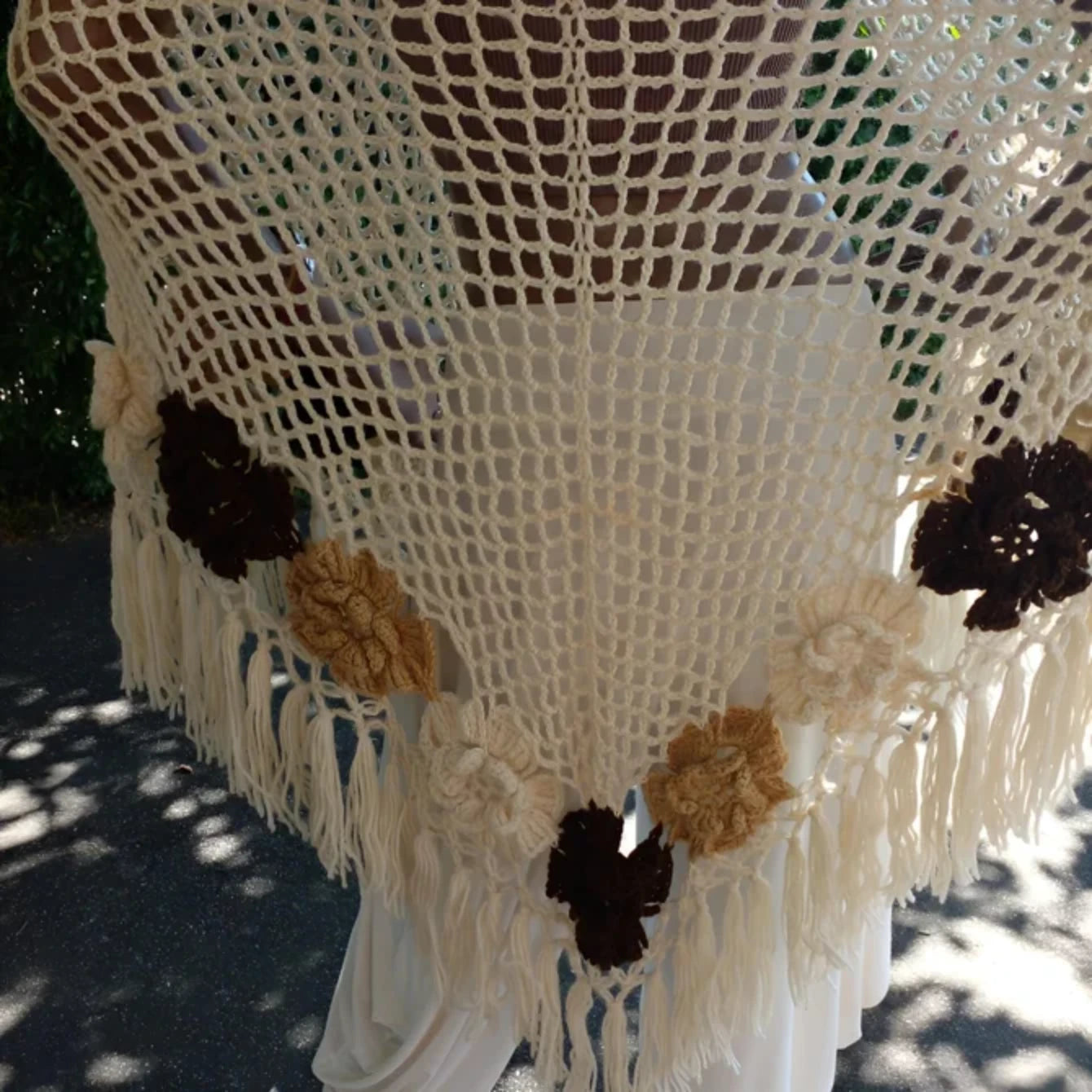 Châle au crochet Moderato de Cachalabibi - Vue arrière de la maille ajourée avec fleurs au crochet et franges bohèmes