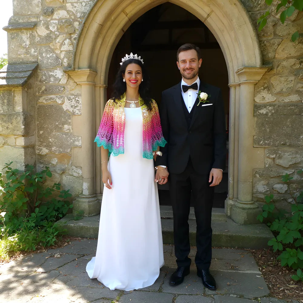Châle au crochet Arc-en-ciel de Cachalabibi - porté par couple devant une église pour une cérémonie de mariage